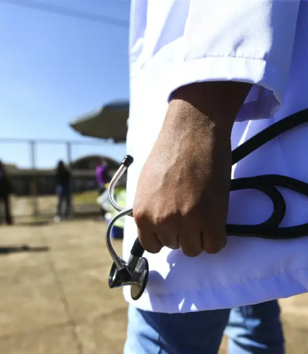 MEC pune mais de 50 cursos de medicina por desempenho insuficiente