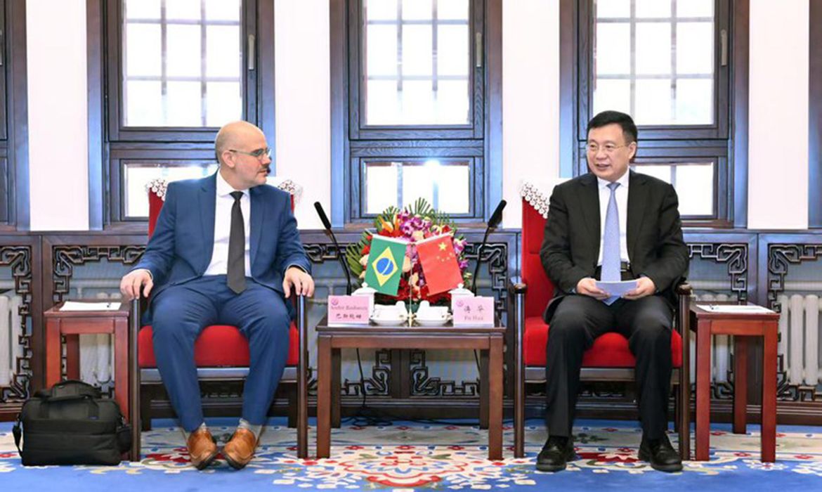Presidente da EBC fecha parcerias em visita institucional à China