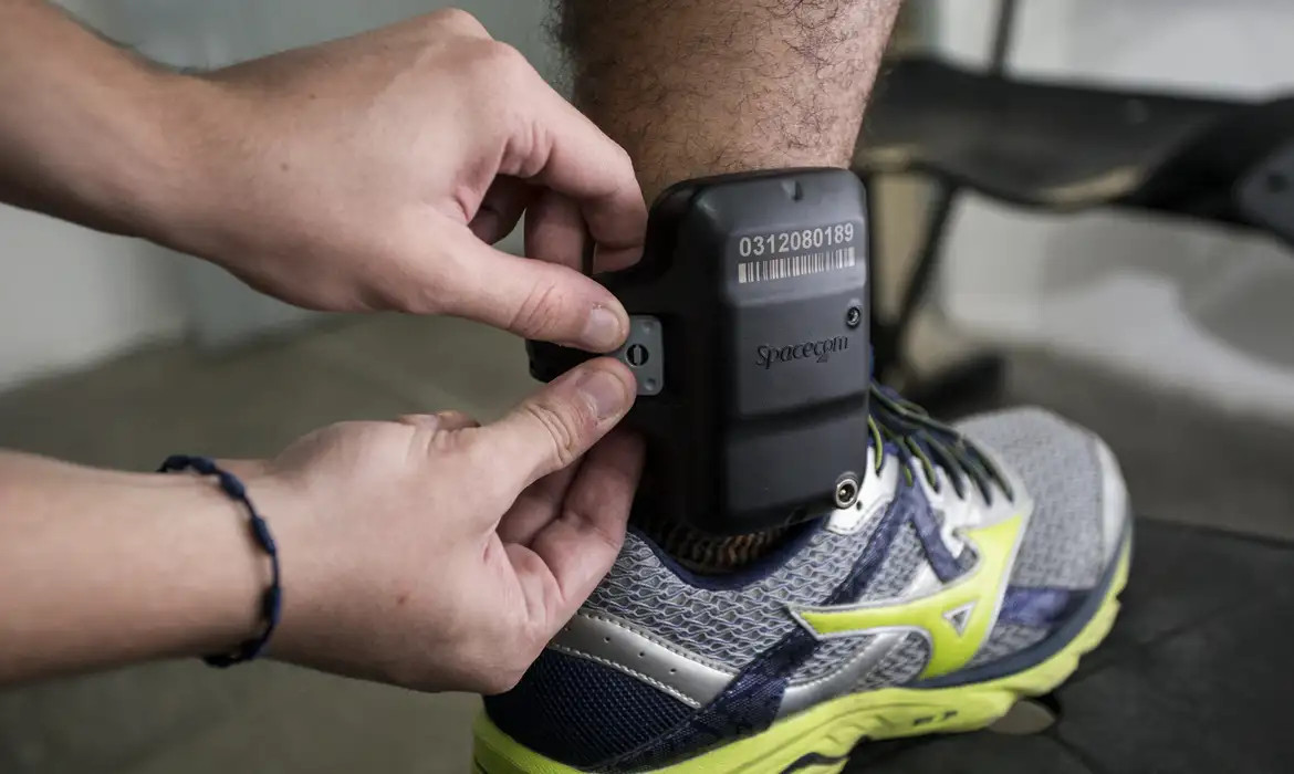 Senado aprova uso imediato de tornozeleira por agressor de mulher