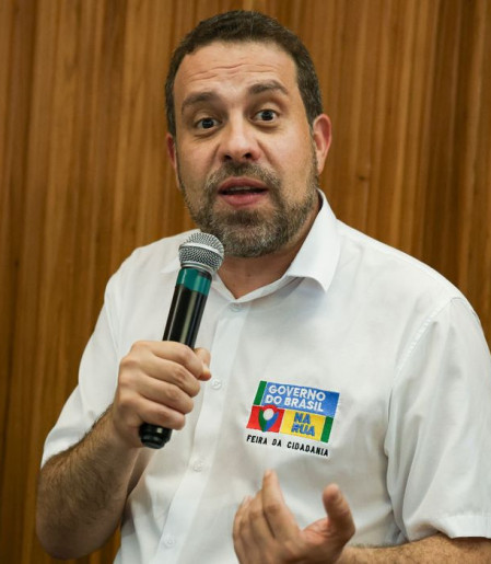 É banditismo, diz Boulos sobre aumento de diesel nos postos 