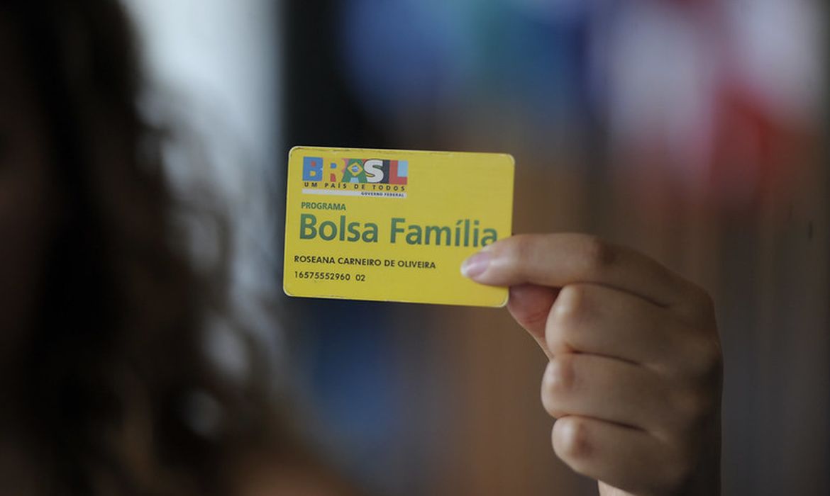 Fome recua mais em lares com Bolsa Família chefiados por mulher