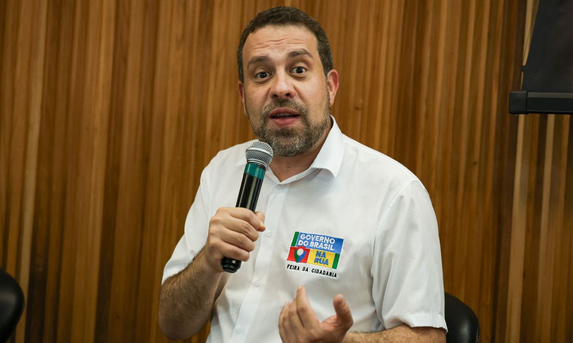 É banditismo, diz Boulos sobre aumento de diesel nos postos 
