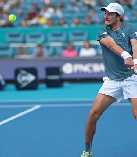 João Fonseca luta, mas é superado pelo espanhol Carlos Alcaraz