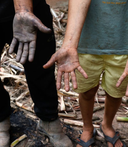 Famílias lutam para reconstruir a vida um mês depois de chuvas em MG