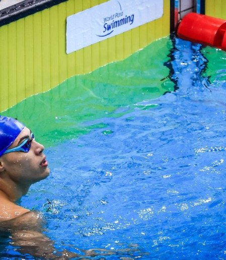 Arthur Xavier é prata nos 100m costas em competição em Barcelona