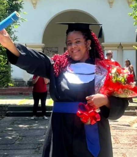 Mulher trans chega à universidade 25 anos após violências na escola 
