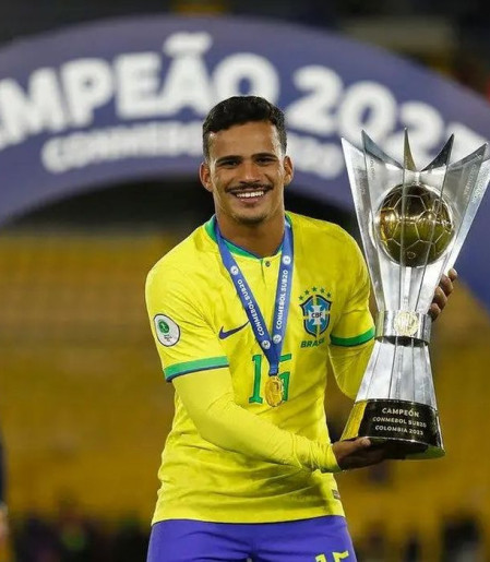 Lateral Kaiki é convocado para amistosos da seleção brasileira