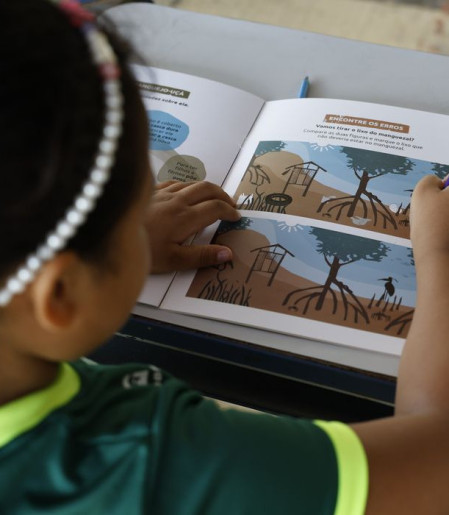 Criança diz a Lula que um "mundo mágico" se abriu ao aprender a ler