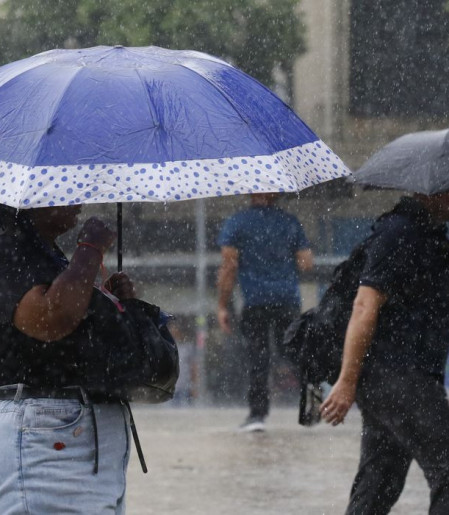 Semana começa com alerta laranja de chuvas intensas em 17 estados