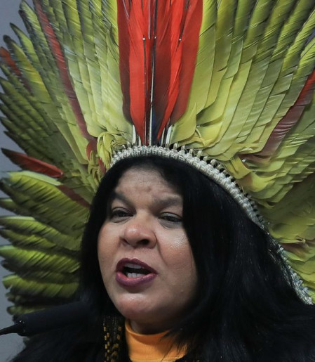 Sônia Guajajara apresenta melhoras, mas continua internada em SP