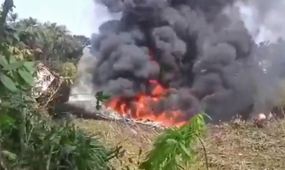 Chega a 66 número de mortos em queda de avião militar na Colômbia 