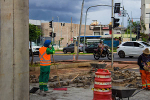 Trabalhador faz pausa em intervenção na avenida: trecho está interditado há mais de uma semana