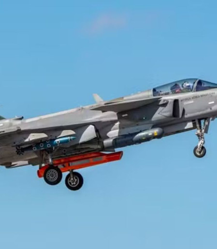 Lula batiza primeiro caça Gripen produzido no Brasil