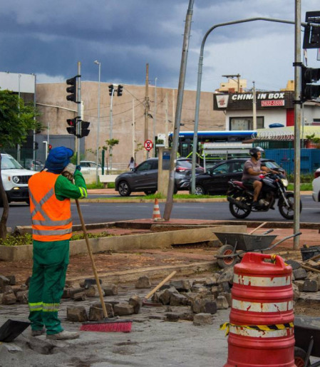 Trabalhador faz pausa em intervenção na avenida: trecho está interditado há mais de uma semana