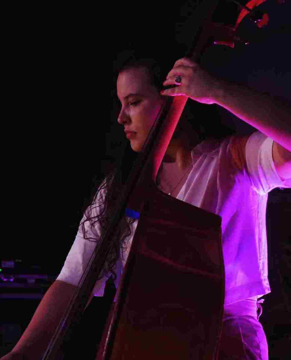 Julia Sarti, musicista e integrante da Lyra Orquestra, de Ribeir&atilde;o: grupo apresenta espet&aacute;culo na ter&ccedil;a-feira (31)