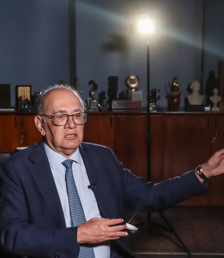 Moraes e Gilmar criticam vazamento de conversas do celular de Vorcaro 