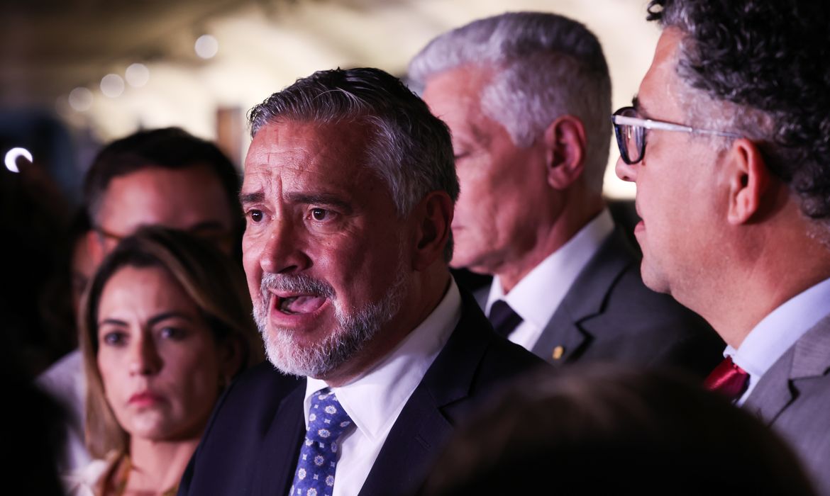 Base do governo pede indiciamento de Bolsonaro na CPMI do INSS