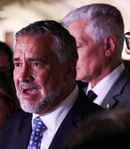 Base do governo pede indiciamento de Bolsonaro na CPMI do INSS