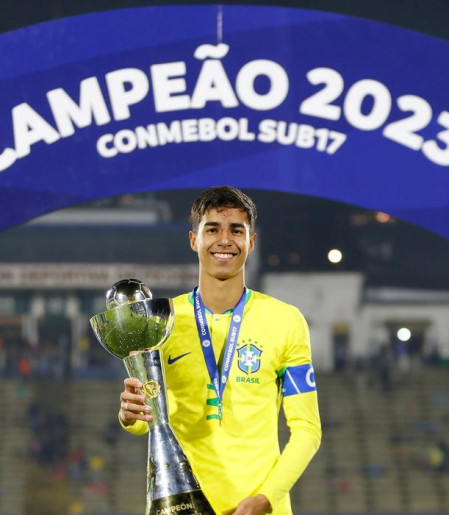 Carlo Ancelotti convoca o zagueiro Vitor Reis, do Girona