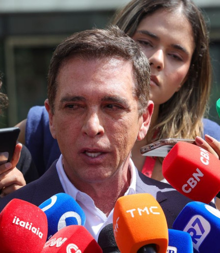 Bolsonaro recebe alta e chega em casa para cumprir prisão domiciliar