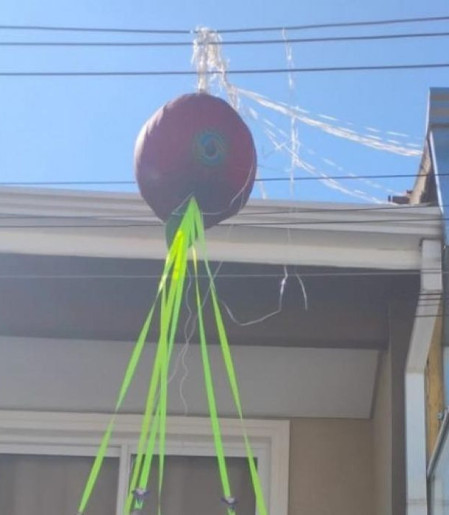 Defesa Civil paulista remove balão que caiu em casa em Carapicuíba 