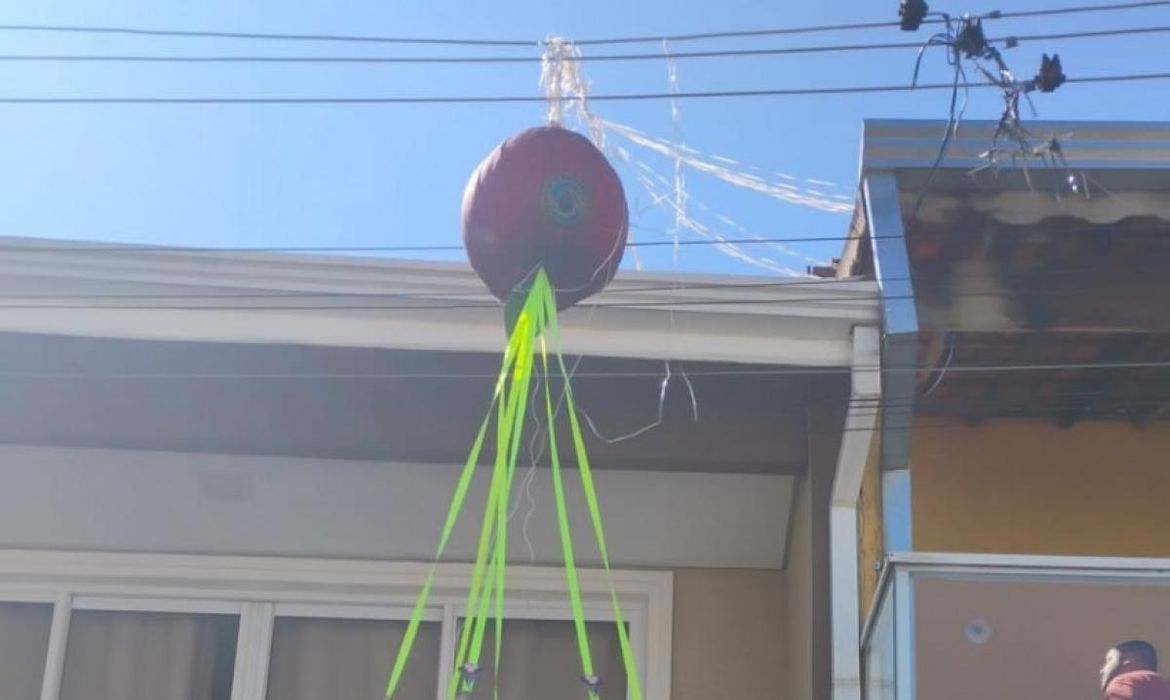 Defesa Civil paulista remove balão que caiu em casa em Carapicuíba 
