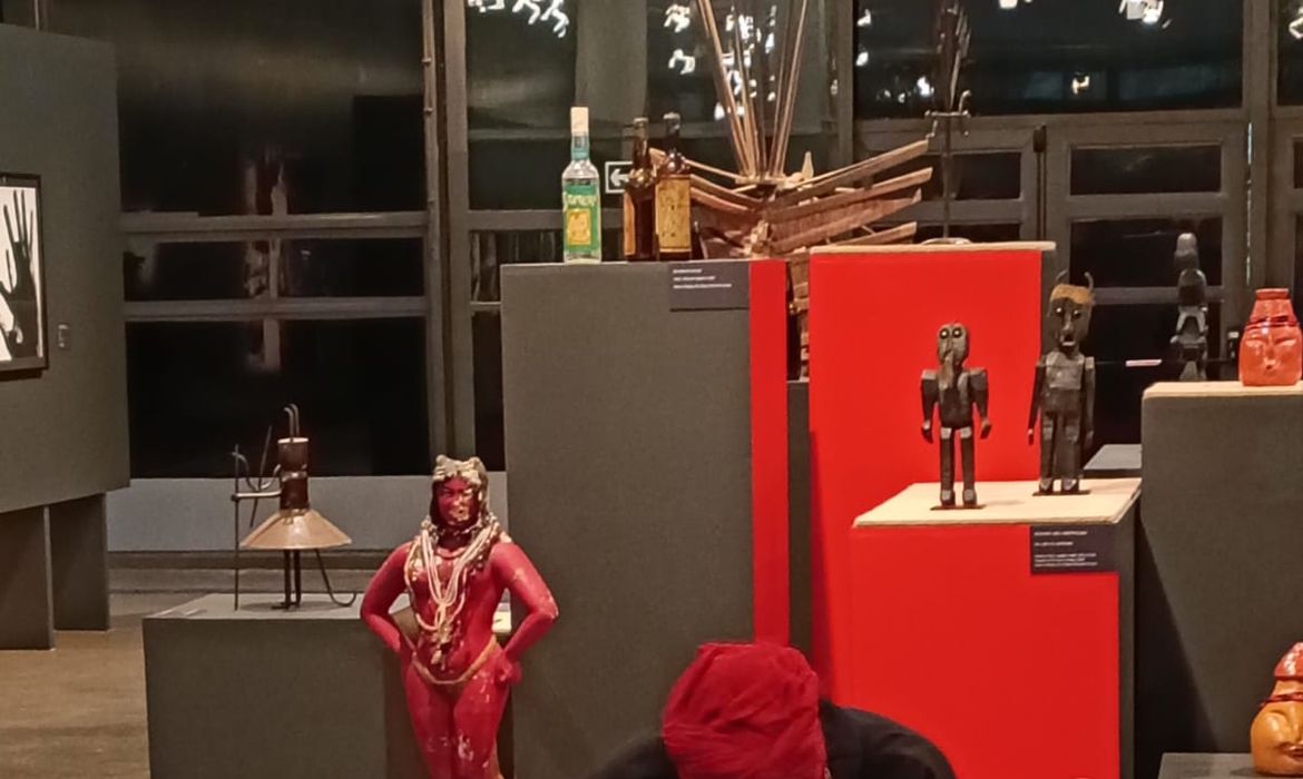 Exposição explora presença de Exu na cultura afro-brasileira