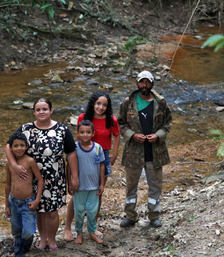 Crianças de comunidade quilombola andam na escuridão para ir à escola