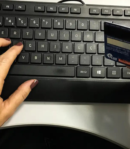 Juros do cartão de crédito pesam mais para famílias em fevereiro