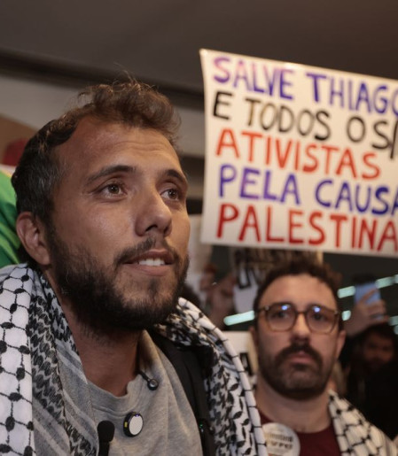 Ativista brasileiro é deportado da Argentina por ordem de Milei