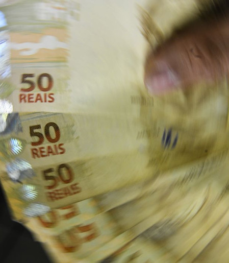 Receita paga lote da malha fina do Imposto de Renda de março