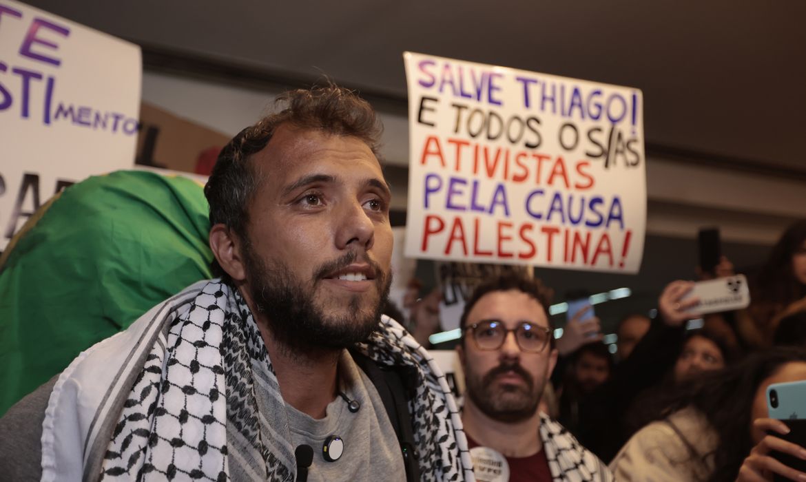 Ativista brasileiro é deportado da Argentina por ordem de Milei