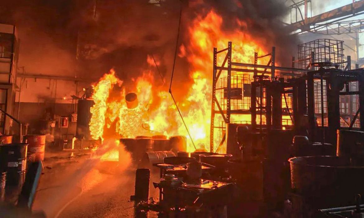 Grande incêndio atinge distribuidora de tintas em Diadema (SP)
