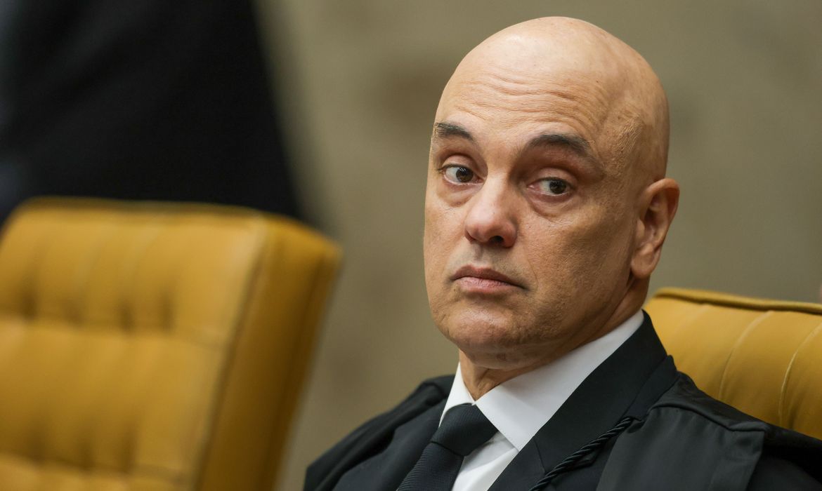 Moraes aumenta restrição para voos de drones na casa de Bolsonaro 