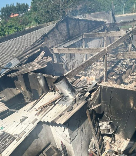 Avião de pequeno porte cai em Capão da Canoa sobre restaurante