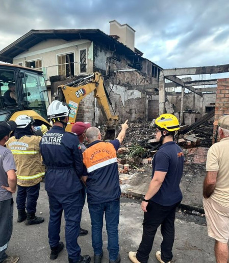 Bombeiros localizam quarta vítima da queda de avião no RS