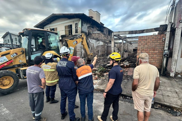Bombeiros localizam quarta vítima da queda de avião no RS