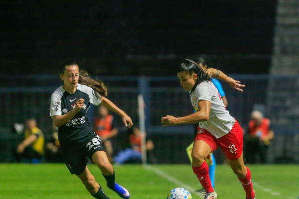 Corinthians goleia Bragantino e assume liderança do BR Feminino