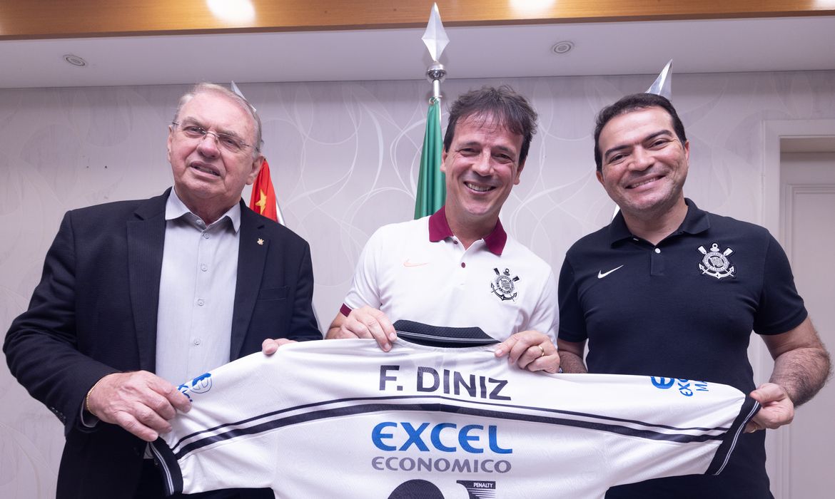 Fernando Diniz é anunciado como novo técnico do Corinthians
