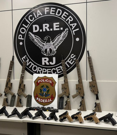 Em duas ações na Via Dutra, PF apreende 10 fuzis e 12 pistolas