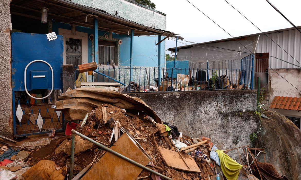 Famílias afetadas por enchentes em MG precisam validar cadastro