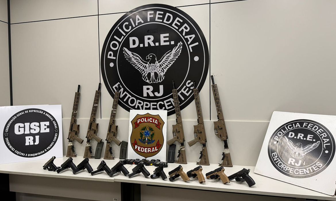 Em duas ações na Via Dutra, PF apreende 10 fuzis e 12 pistolas