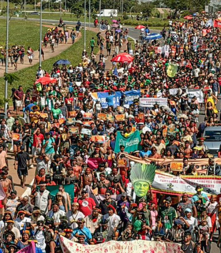 Indígenas de todo o Brasil ocupam a Esplanada dos Ministérios 