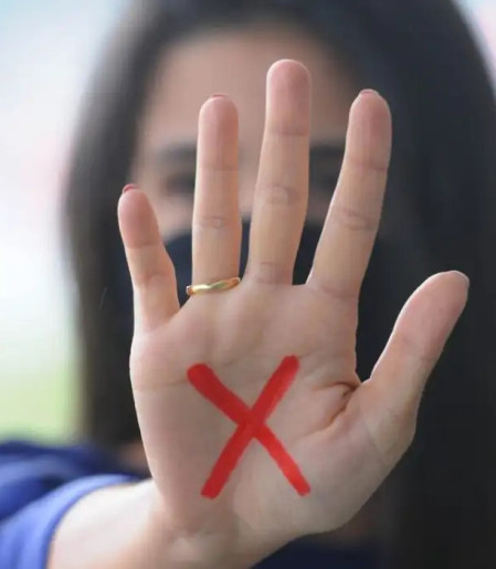 RJ: combate à violência contra mulher terá gesto de socorro com a mão