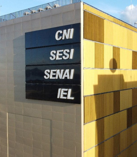 Indústria fatura 4,9% mais em fevereiro, mas continua em queda anual