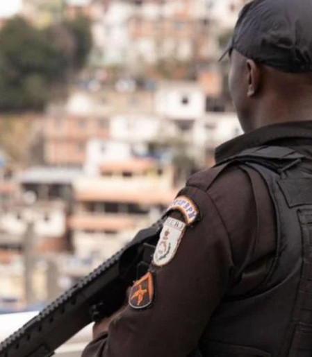 PM apreende três toneladas de drogas, fuzis e pistolas na Maré