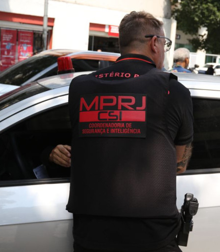 PMs do Rio são denunciados por desviar armas apreendidas em operações