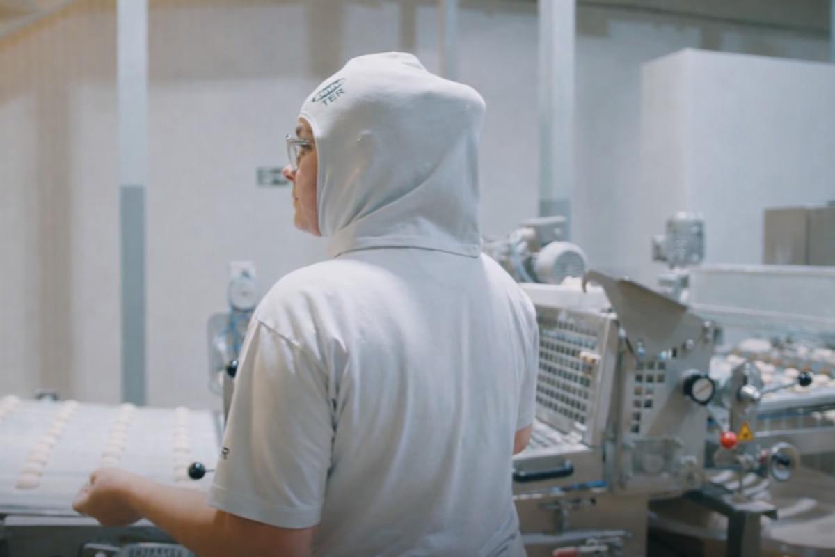 Trabalhador manipula pães em indústria de Ribeirão: vagas em alta