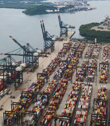 Porto de Santos prioriza desembarque de caminhões com gasolina 