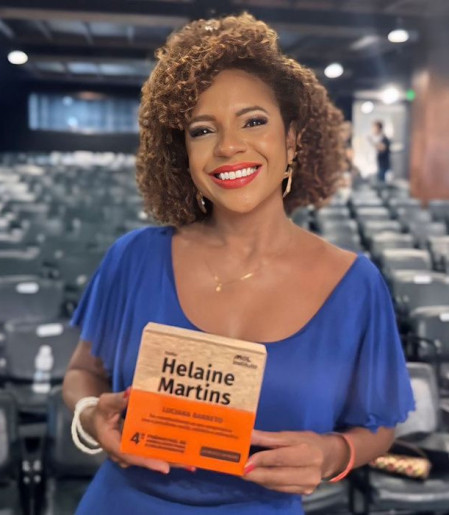 Luciana Barreto é homenageada no 4º Prêmio MOL de Jornalismo